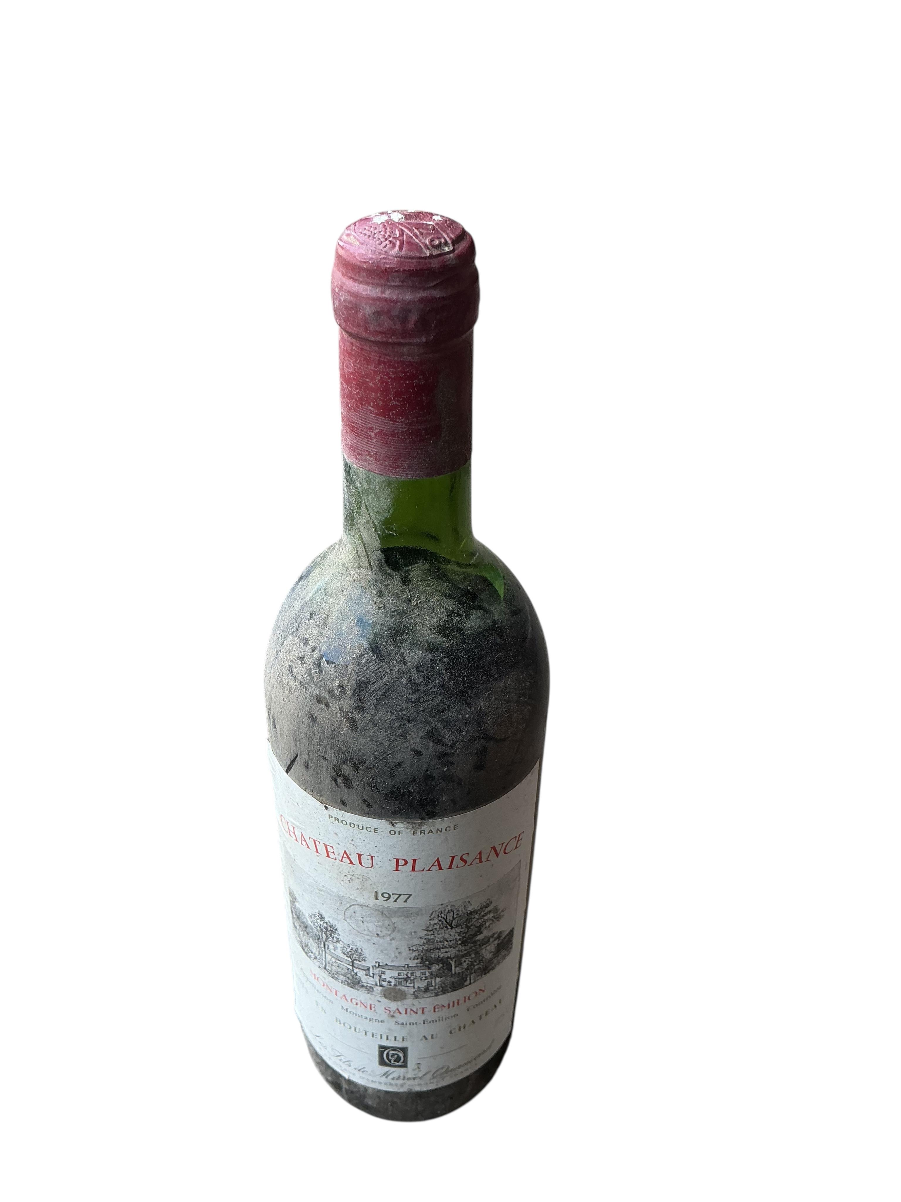 Nineteen bottles of assorted vintage wine to include 1969 De Luze Chateau Latour and 1977 Moillard Crozes Hermitage.